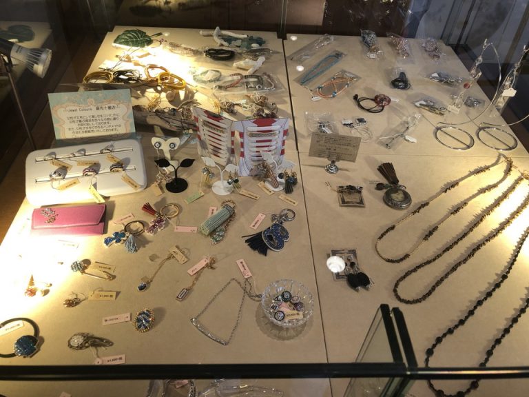 フロント横のアクセサリー展示&販売コーナー