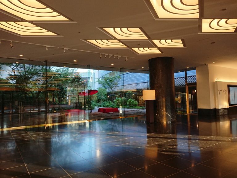 エントランス内観 フロントを探しましたが、客室階にあるとのことで建物内部へ進みます。