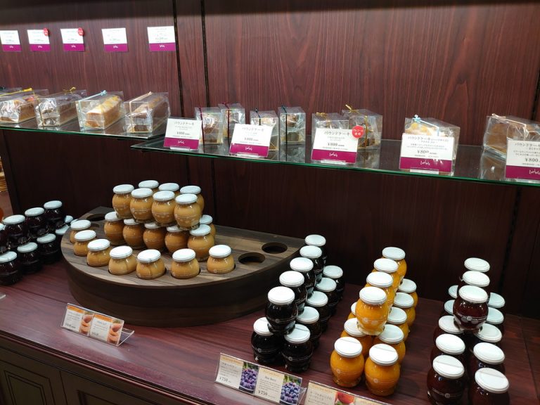 ホテル製のお菓子が売られています