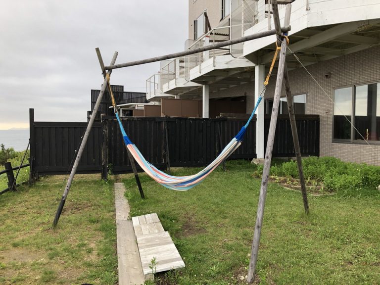 海が見えるテラス内のハンモック