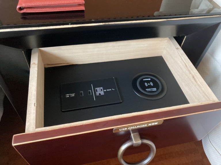 ベッドのサイドテーブルの引き出しを開けると、コンセントや携帯をBluetooth充電できる機械が備え付けられていました。