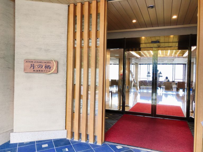 エントランス外観。外観は綺麗