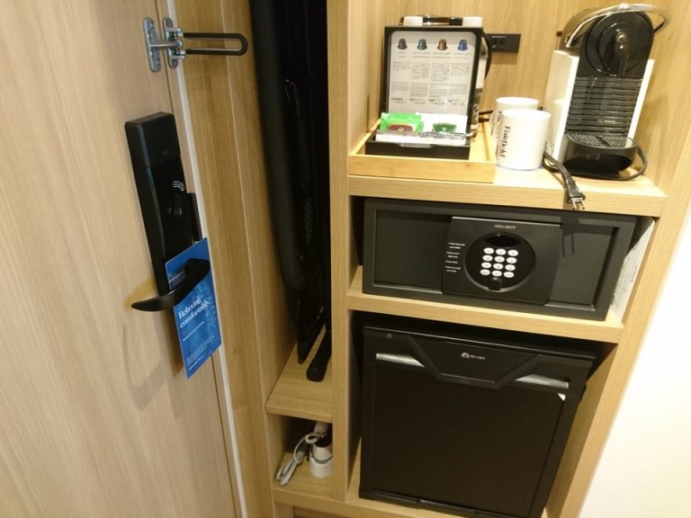 アイロン、アイロン台とカフェコーナー