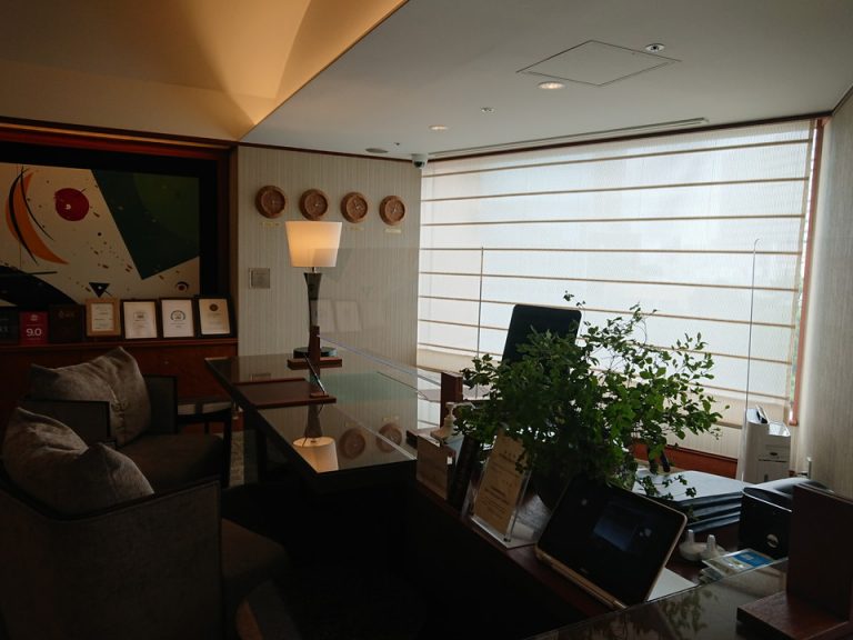 フロントカウンター 飛沫感染防止のためのアクリル板が設置されていました。