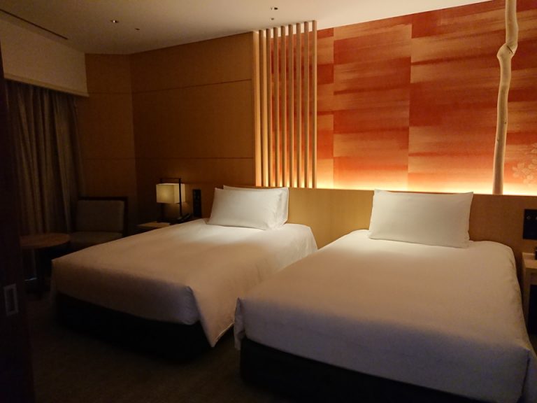 ベッド全体 大きな窓がありカーテンを開けると明るく広々としています。