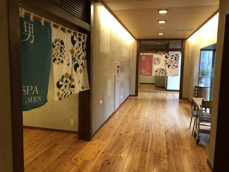 スパ男女入口