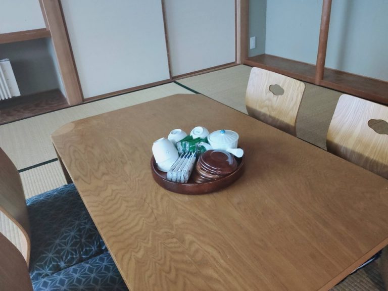 和室、お茶セットとお菓子