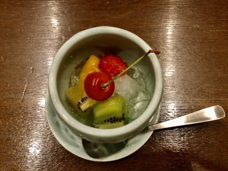 自家製レモンくず餅と旬のフルーツジュレ掛け