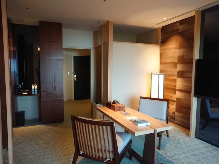 客室全体 ドア右側にはスーツケース等の大きな荷物が置けるスペースがあります。