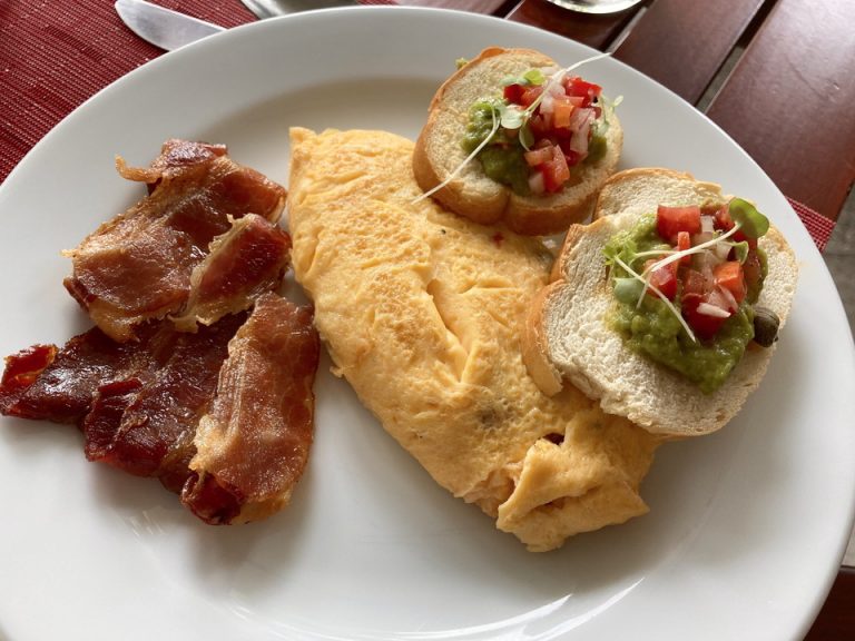 朝食3オムレツとアボカドのブルスケッタ