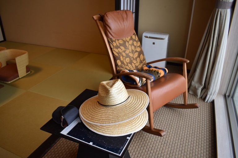 外の景色が見えるようにセッティングされた椅子