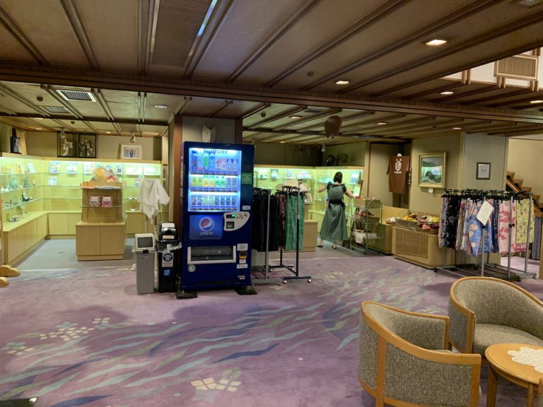 ロビー奥の売店