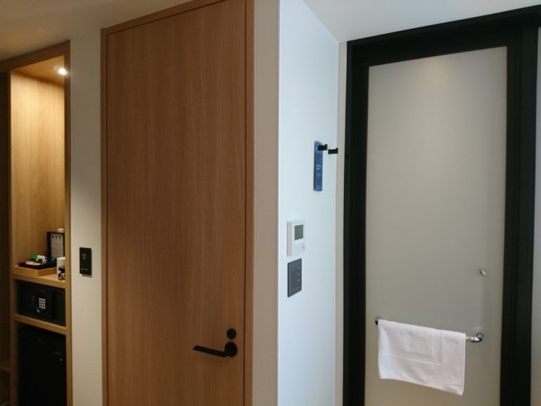 左トイレ、右シャワールーム