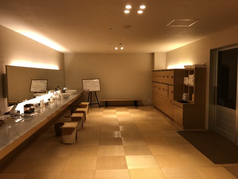 大浴場1(脱衣スペース)