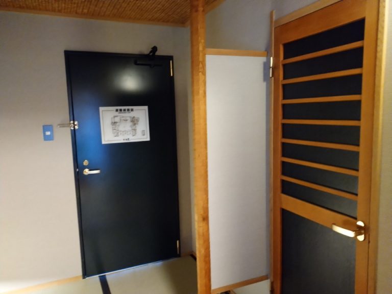 客室入口内観ドア、右トイレドア
