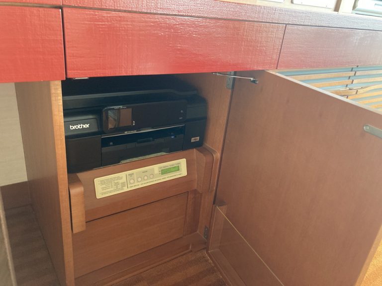ワークデスクの横にはプリンターが設置されていました。