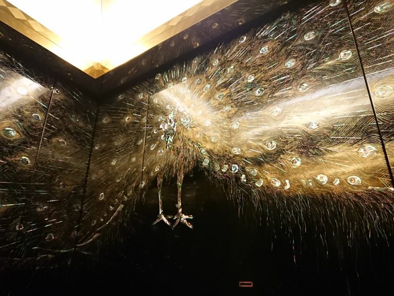 エレベーター内には螺鈿細工の孔雀が羽を広げています。