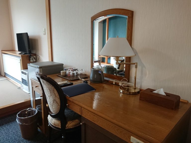 デスクも前のホテル時代のものを継続使用されています