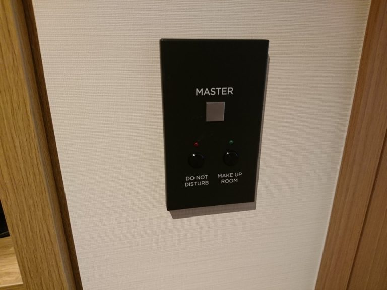 入口横のマスターボタン