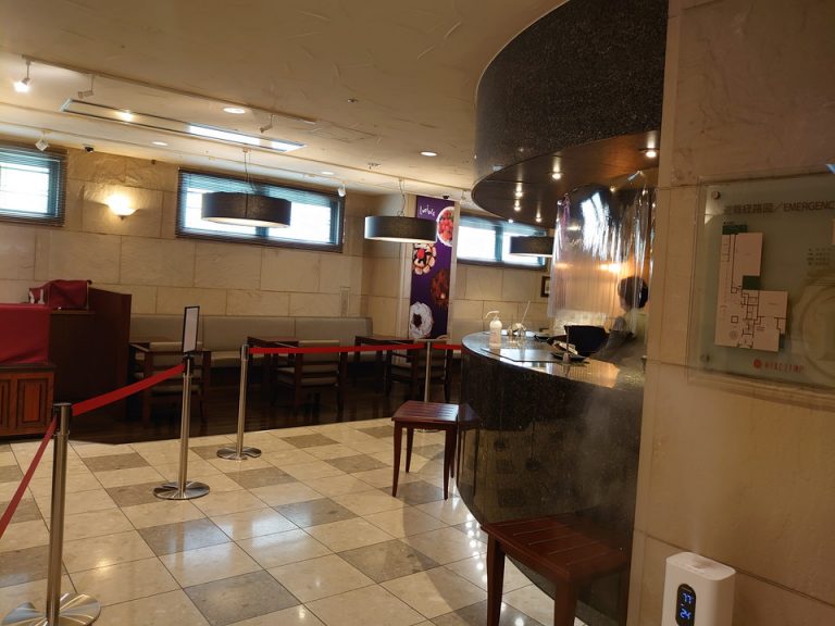 エレベーターホールから見たフロント