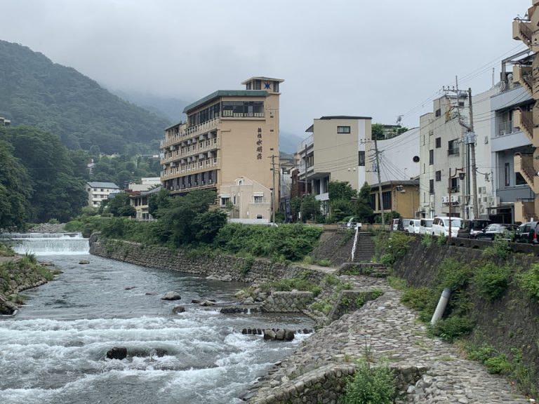 川側から旅館を望む2