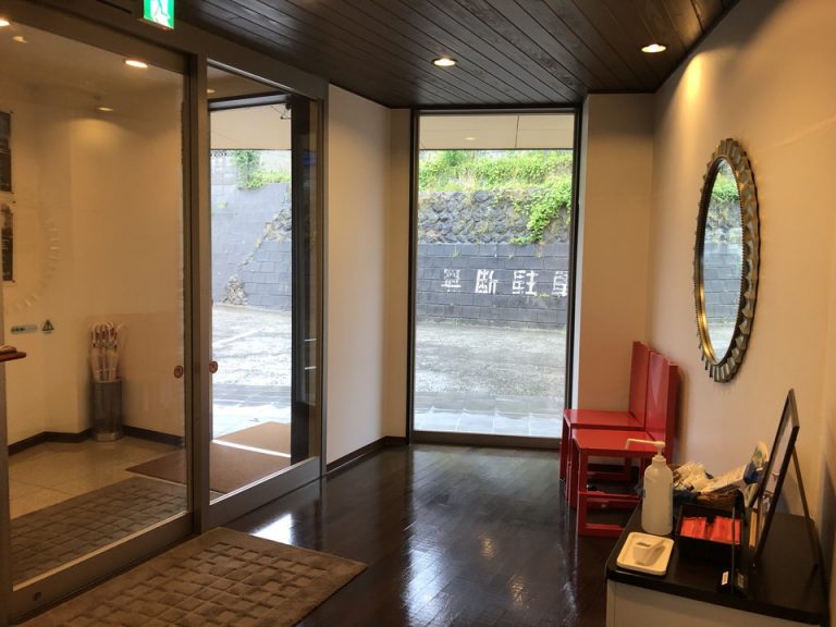 エントランス中から
