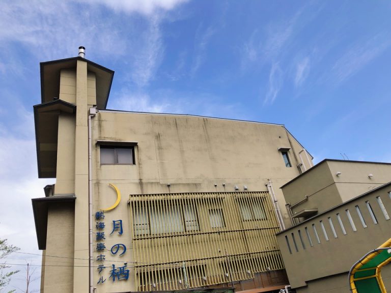 旅館外観。海風のせいかあまり綺麗ではない