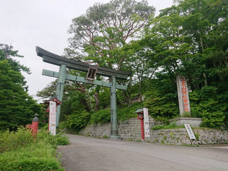 徒歩5分のところに日光二荒山神社中宮祠があり、朝の散歩にぴったりです。