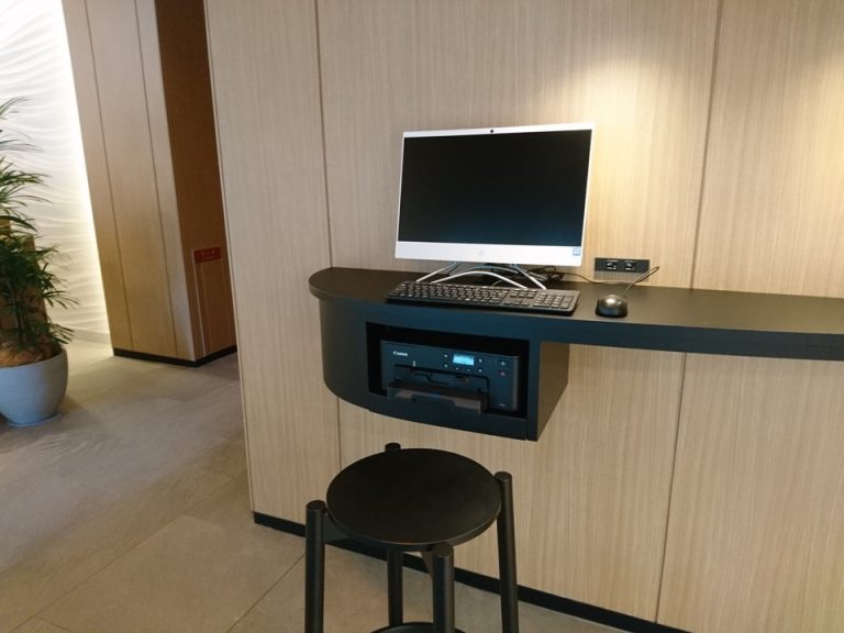 フロント横にパソコンコーナー