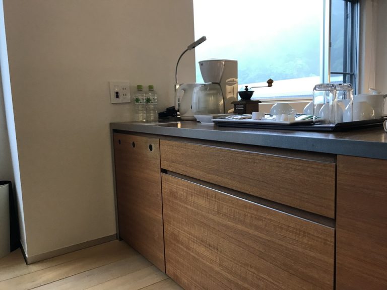 部屋 カフェコーナーと冷蔵庫