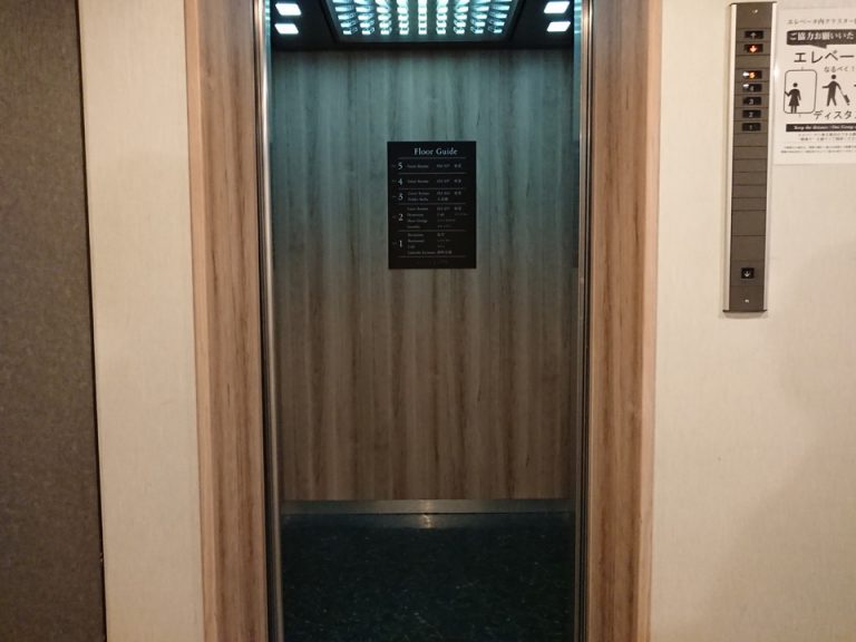 エレベーター内観はシンプルな木目調です
