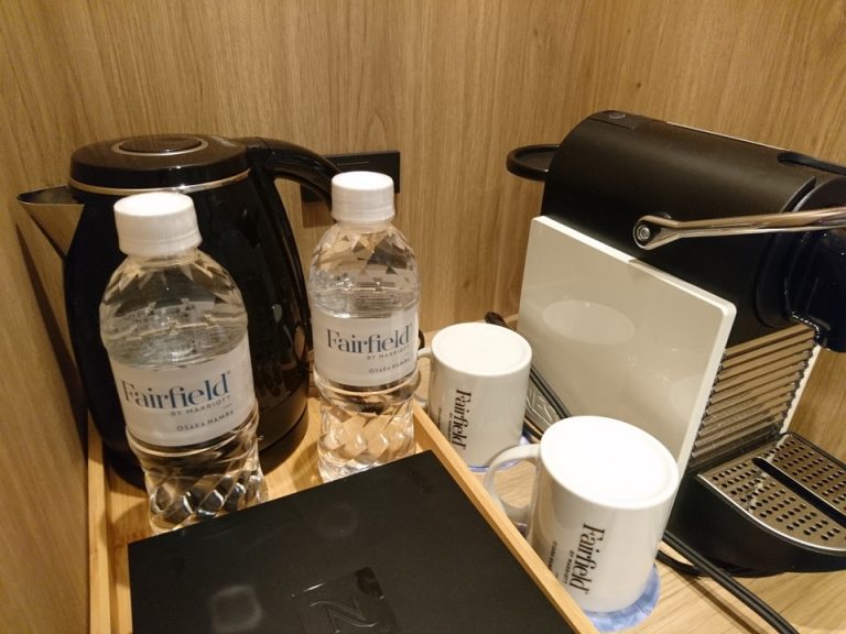 無料のミネラルウーターとカップ