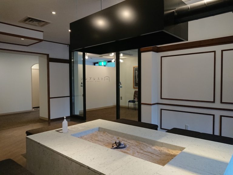 レストランにある囲炉裏。宿泊客同士のコミュニケーションの場として活用されているようです