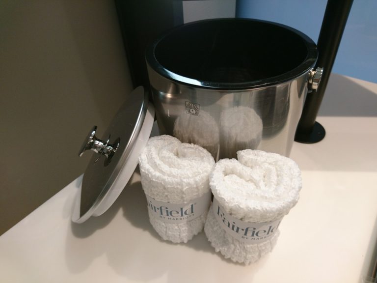 アイスペールとウォッシュタオル