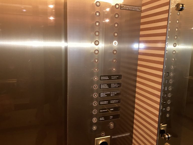 エレベータのボタンです。