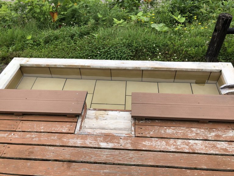 海が見えるテラス内の足湯