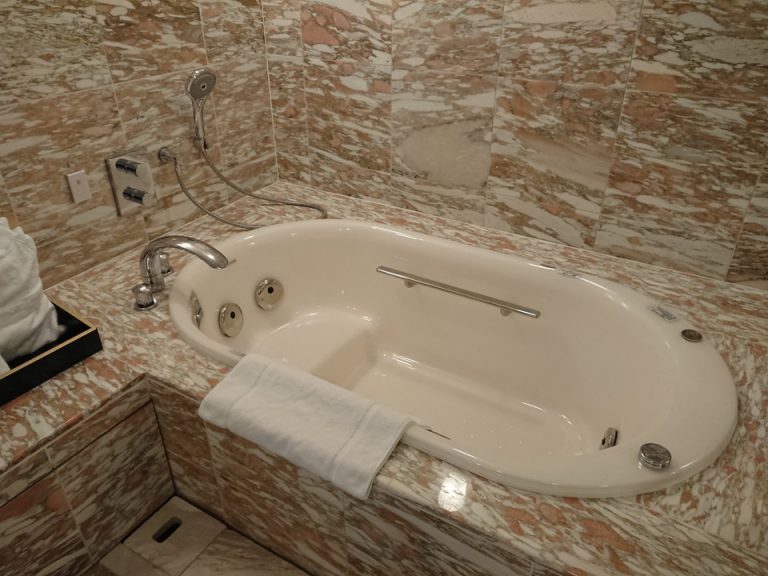 バスタブ ジェットバスになっています。入浴剤がないのが少し残念でした。