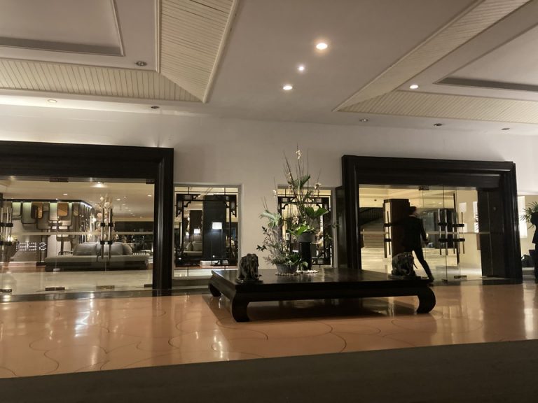 エントランス外観夜