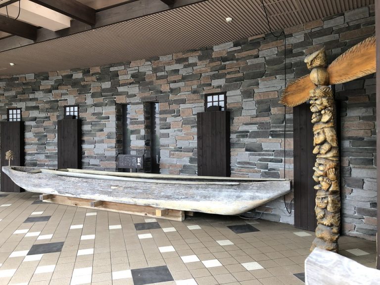 海とアイヌの文化を思わせるエントランス外観