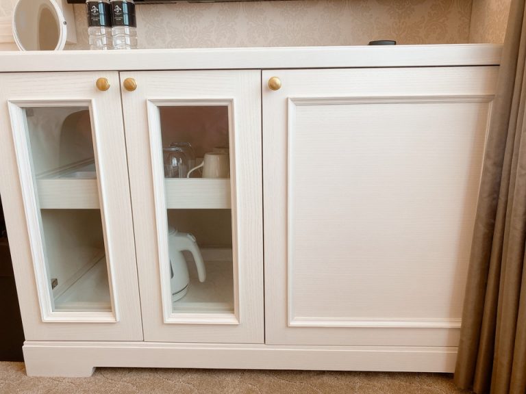 右側冷蔵庫の棚、左側カップ類