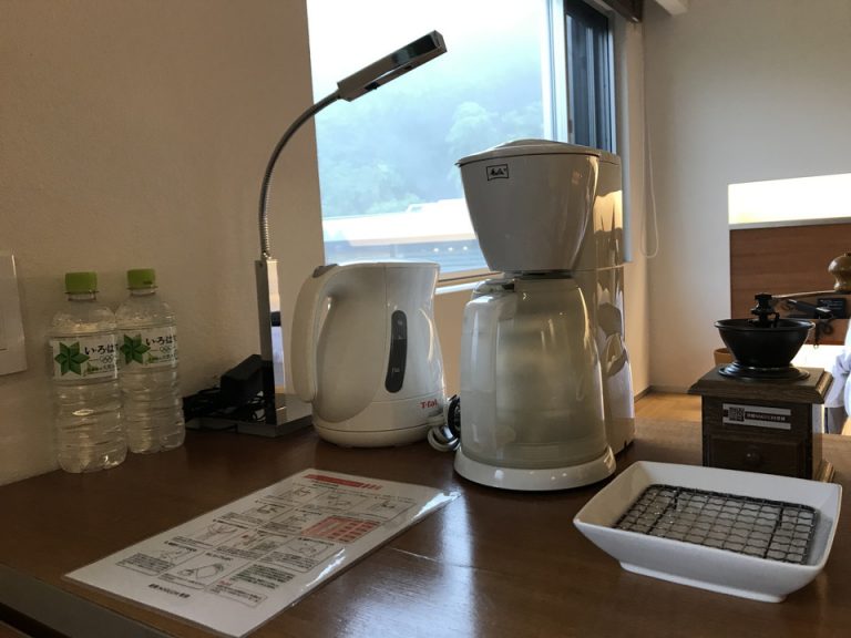 部屋 カフェコーナー1(コーヒーは自分で豆を挽いて落とすタイプ)