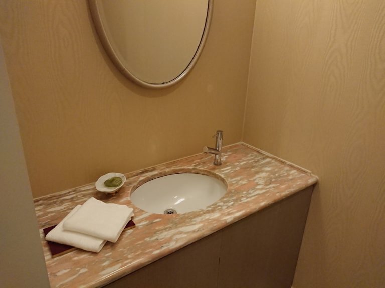 トイレ(入口横) トイレ内に洗面台もあります。