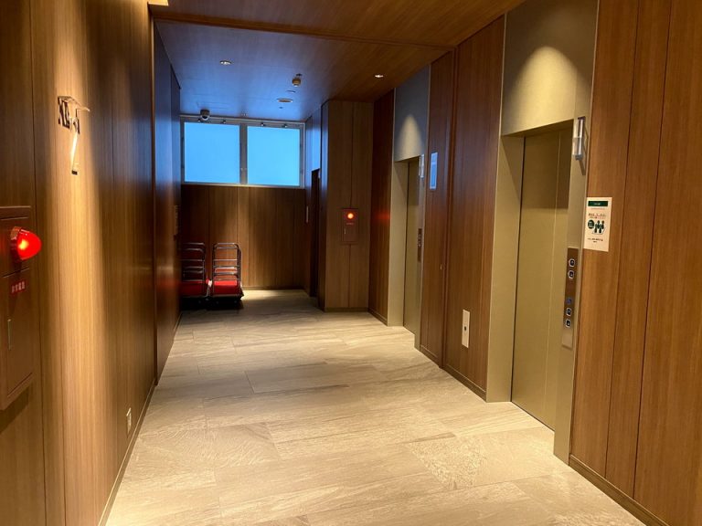 エレベーターホール(フロント階)