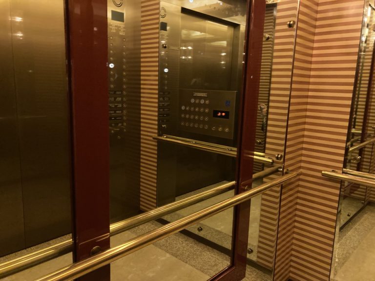 エレベーターの中は一面ガラス張りになっています