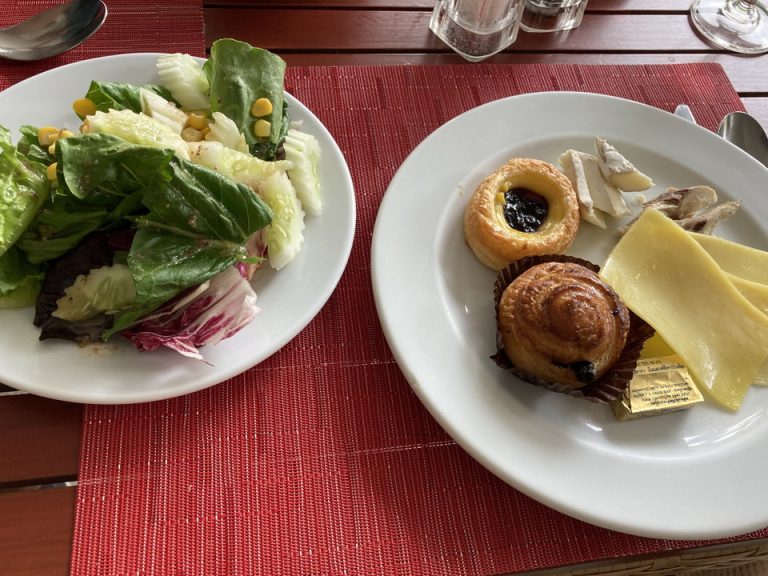 朝食1サラダとパン、チーズ