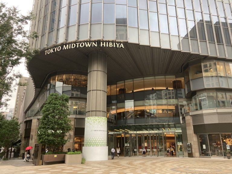 ホテルから徒歩圏内の「東京ミッドタウン日比谷」。