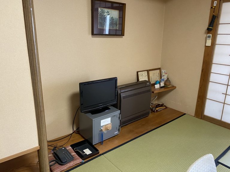 テレビ、エアコン