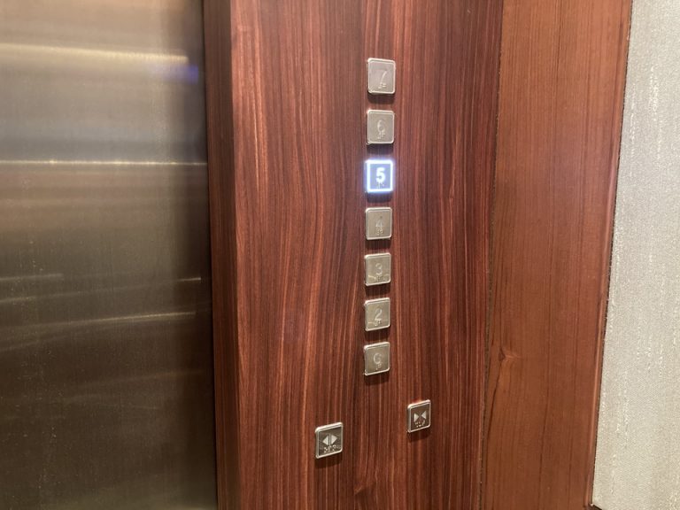 エレベーター階数ボタン