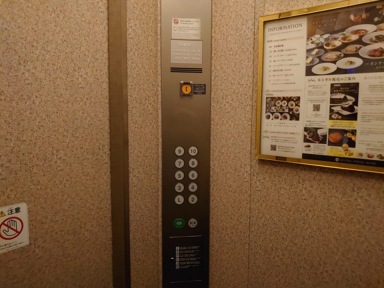 エレベーター内にも朝食の案内