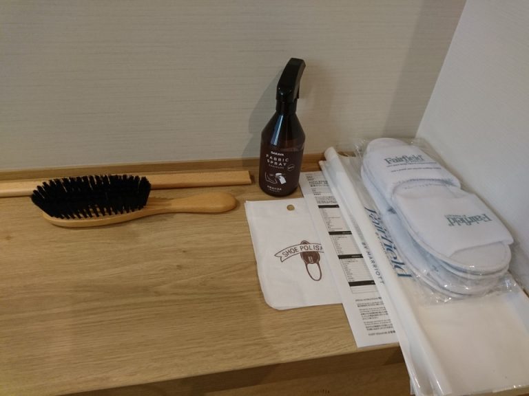 スリッパ、エチケットブラシ、靴ベラ、消臭スプレー